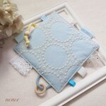 赤ちゃん大好き！ サークル刺繍のカシャカシャハンカチ ブルー