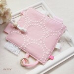 赤ちゃん大好き！サークル刺繍のカシャカシャハンカチ ピンク