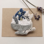 【7/2 20時〜販売】かき氷をかじる猫の刺繍ブローチ・星空味