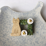【受注制作】猫と花の四角いブローチ