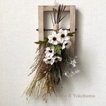 ナチュラル”スワッグ”の壁掛け　ドライフラワー風のアーティフィシャルフラワー(造花)の花材で製作。シャビーなフレーム付き