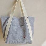 マフラーを巻いたペンギンの刺繍トートバッグ（ネイビー）