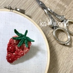 花刺繍のいちごブローチ