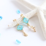 ターコイズブルーアシメントリーのお花ピアス/イヤリング