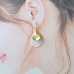 ラウンドウェーブ（スターダスト）とシェルプレート23（ホワイト）♡ピアス・イヤリング♪【K18・14kgf対応】