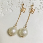 送料無料　まんまるパールと小花のイヤリング　ピアス