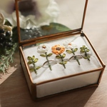 "deco" お花とグリーンに指輪を飾るリングケース