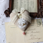 アンティーク手刺繍レース*フランスリネン*ハート型*ラベンダーサシェ*ミニクッション