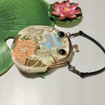カエル 金襴ミニバック ♪蓮と菖蒲を背負って♪