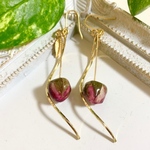 バラの蕾のゆらゆらアクセサリー　ピアス　イヤリング　レジン
