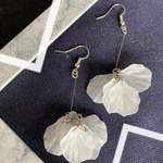 花びらピアス(ホワイト)×ブルービーズ