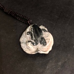 売約済み　国産天然石　新潟産ネフライト手彫り　夏の風物詩　蛙の蓮葉っぱ隠し