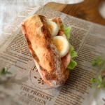 羊毛フェルトパン　テラス席でのんびりランチ　バゲットサンド　(ベーコン&エッグ)