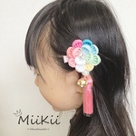 鮮やかな虹色　つまみ細工花🌸 揺れるタッセルと鈴　ヘアクリップ　子供にも！大人にも！【パープル、ピンク、ブルー】