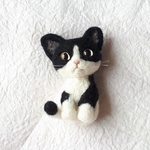 羊毛フェルトのはちわれ猫ブローチ