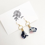 花柄タッセルピアス【ネイビー】