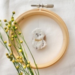 ふわもこビションフリーゼの刺繍ミニブローチ