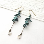 《 オーダー専用 》布花 ユーカリ / swing beads、イヤリング