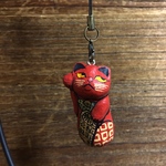 ストラップ「じとみあげ赤招き猫」