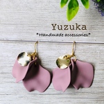 ライトパープル花びらとゴールドプレートのピアス/イヤリング