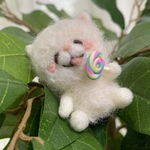No.15 美味しそうに飴ちゃんを食べる猫