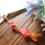 ◇2966再販 ✨🎆蓄光赤い金魚と花火、とんぼ玉のマスクピアス・ストラップ🐠.。o○ ※金属アレルギー対応