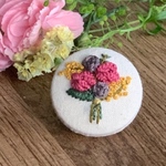 カーネーションとバラとミモザの花束⌘刺繍⌘ヘアゴム.ブローチ