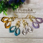クリアカラーの変形雫型ピアス/イヤリング