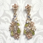 【アウトレット限定仕様】花が盛り沢山のドロップピアス/ゴールド