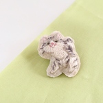 猫背のネコちゃん手刺繍ブローチ(グレー)