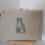 おすまし猫さん刺繍のリネンポーチ　 20㎝