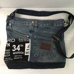 デニムリメイクのトートバッグ（英字）