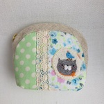 手のひらサイズの刺繍ポーチ　猫ちゃん
