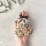𓇬リバティ𓇬 手のひら巾着ポーチ／マスタード　＜Liberty fabrics：チャンピオンズブーケ使用＞　ミニ巾着・お守り袋