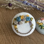 スワッグで出来たバラとミモザのリース⌘刺繍⌘ヘアゴム.ブローチ