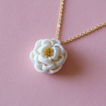 ほんわり椿のネックレス 白