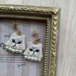 チンチラシルバーとパールのピアス/イヤリング 猫