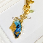 青い池の金魚のキーホルダー