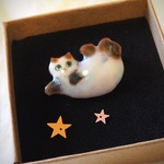 猫の七宝焼きブローチ　「空飛ぶポーズの仔猫」