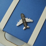 飛行機のブローチ