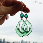 風にそよぐ 軽量グリーンのアクリルイヤリング