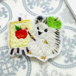 ハリネズミ画伯の刺繍ブローチ