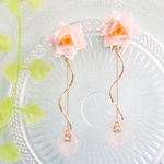 揺れる蓮の花のイヤリング ＊つまみ細工＊ 