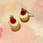 いちごのカップケーキのピアス