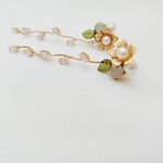 メタルフラワーとミルキーホワイトの揺れるピアス／イヤリング［金属アレルギー対応］