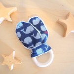 オーガニック木製リング♥かしゃかしゃウサギ耳のにぎにぎ　[くじら]