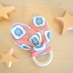 オーガニック木製リング♥かしゃかしゃウサギ耳のにぎにぎ　[りんご]