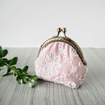 スモーキーピンクのレース刺繍がま口ポーチS