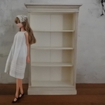 アウトレット販売＊オープンキャビネット・アンティーク エクリュカラー：1/6 ドールハウス ミニチュア：：momoko.ブライス.ユノアクルスライトなど　ドールハウス家具　ドール撮影　背景