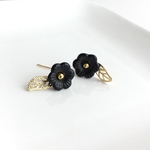 黒い花が一輪ピアス